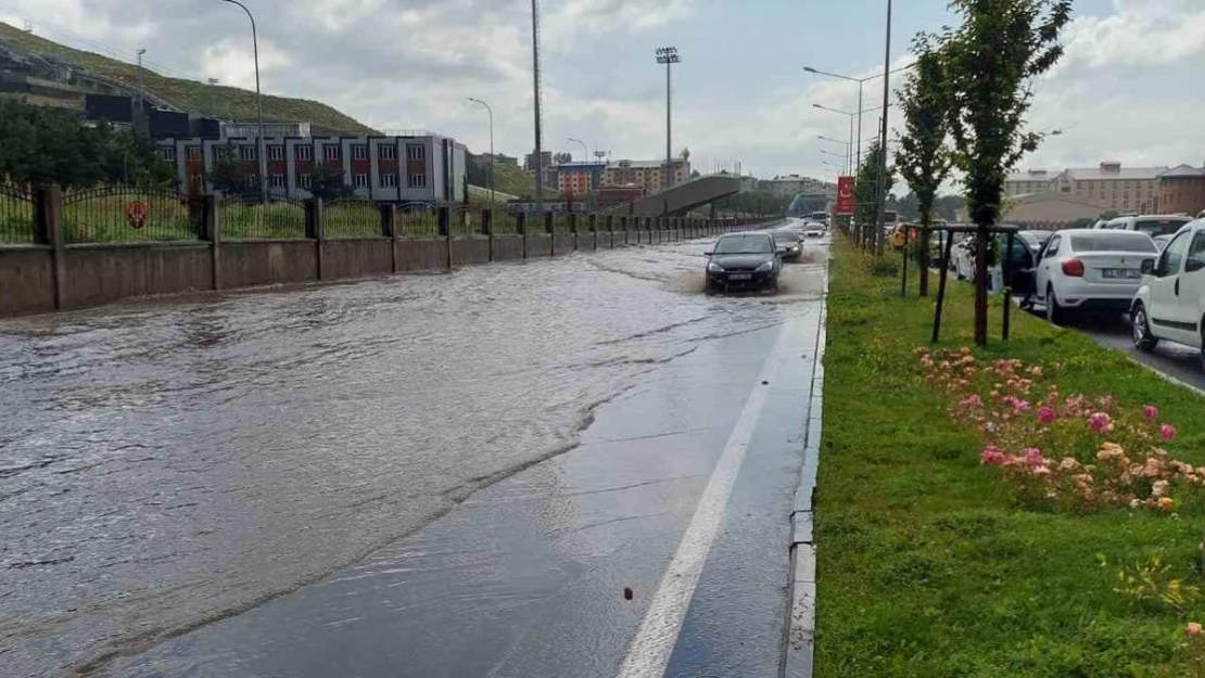 Erzurum'da sağanak yağmur hayatı felç etti