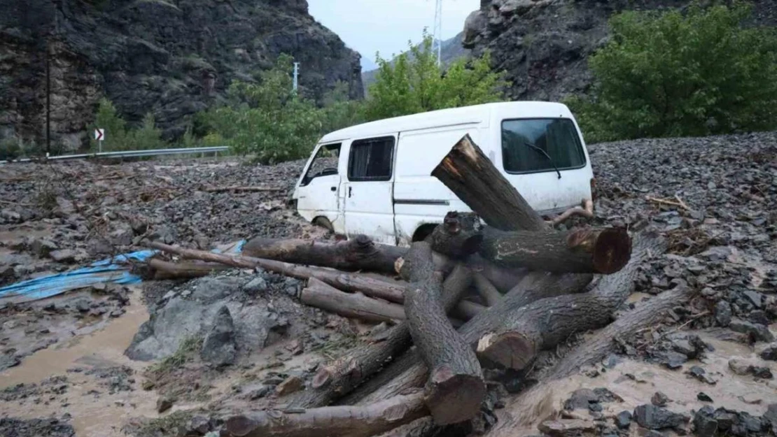 Erzurum'da sel bir mahalleyi yıktı geçti