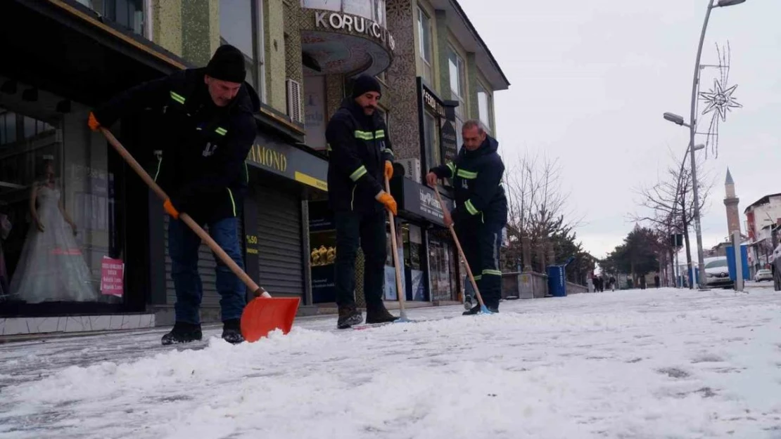 Erzurum'da soğuk hava ve kar etkili oluyor