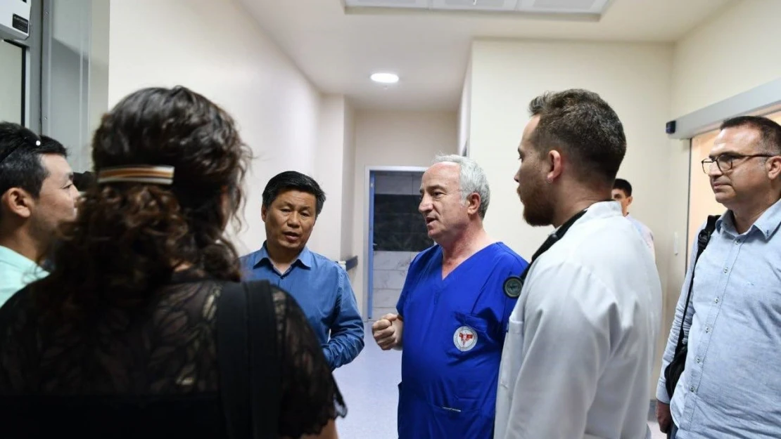 Erzurum'dan kongreye gitti, Bişkek'te Kırgız öğrencinin ameliyatını yaptı