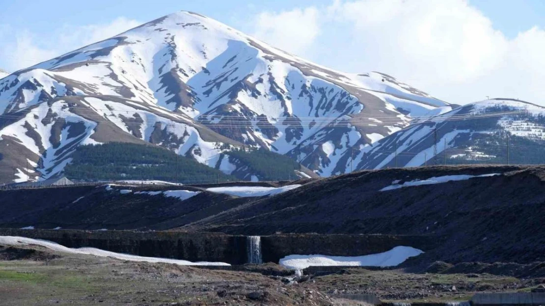 Erzurum'un bir yanı kar bir yanı bahar