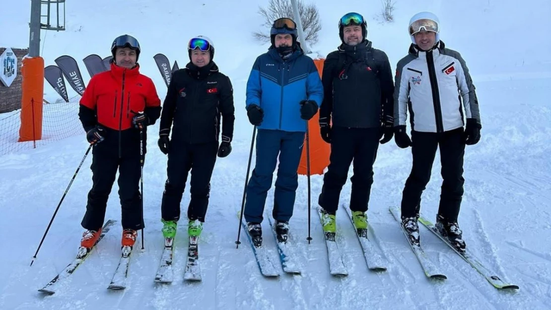 Erzurum Valisi Mustafa Çiftçi'den kayak keyfi