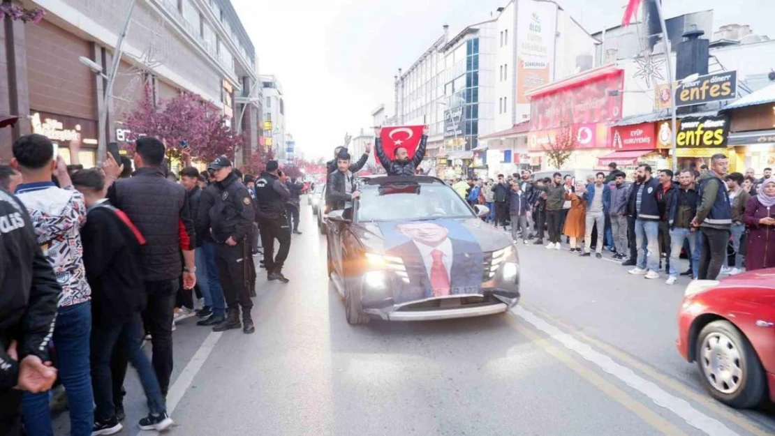 Erzurumlular Erdoğan'ın zaferini halaylarla kutladılar