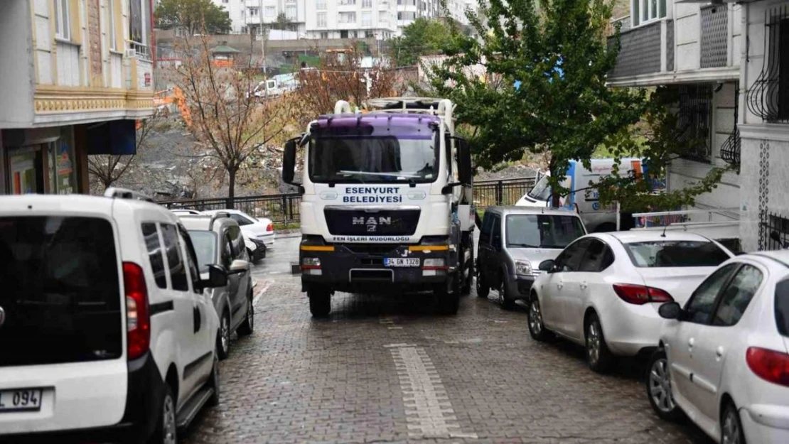 Esenyurt Belediye ekiplerinden su baskınlarına anında müdahale