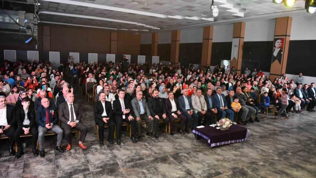 Esenyurt'ta düzenlenen Kardeş Kültürler Festivali'nde sanatçı Selçuk Balcı sahne aldı