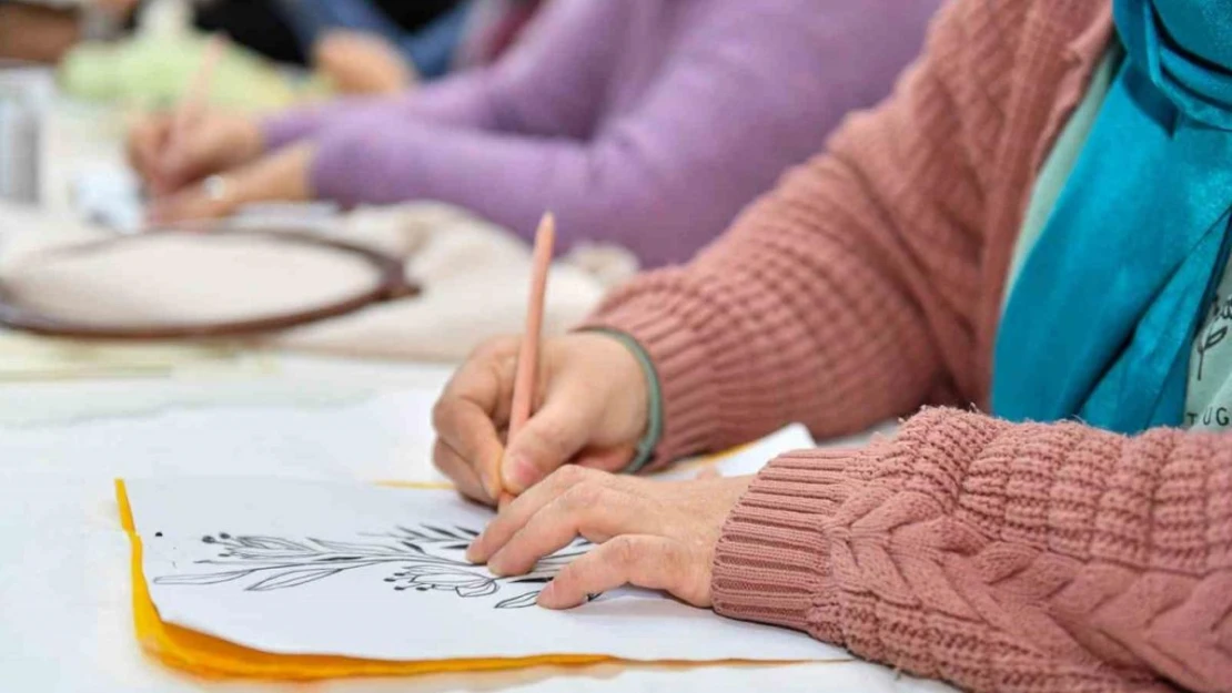 Esenyurtlu kadınlar, belediyenin açtığı kurslarda meslek öğreniyor