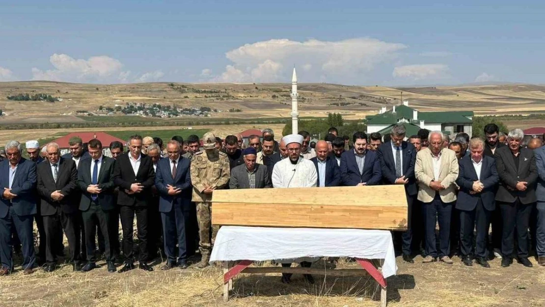 Eski Ağrı Belediye Başkanı Sayan'ın annesi son yolculuğuna uğurlandı