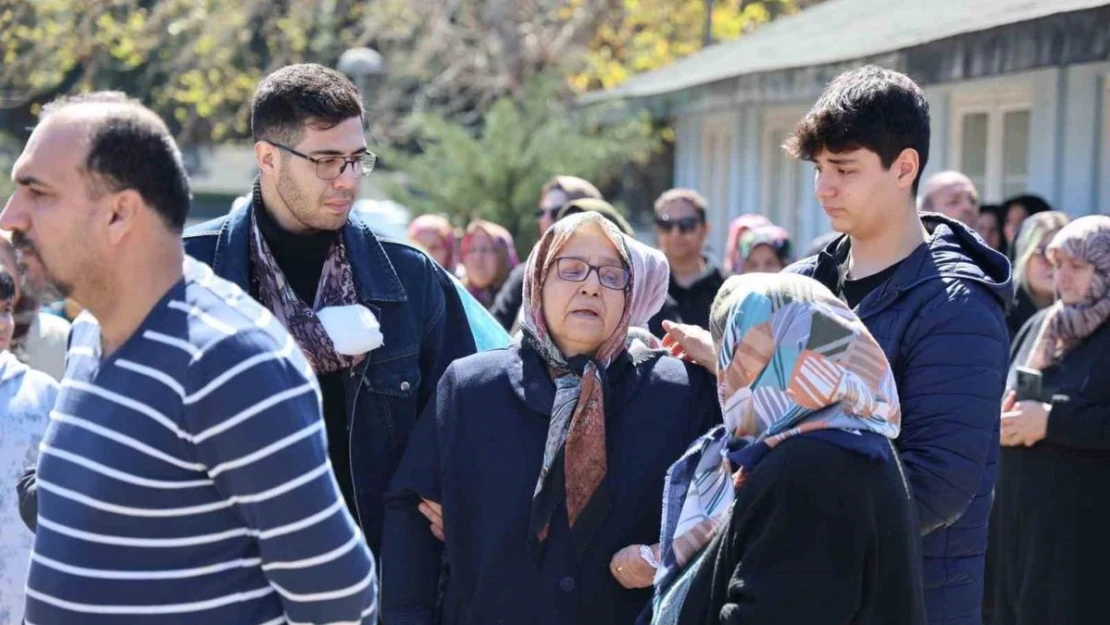 Eski eşinin öldürdüğü kadın doktor gözyaşları içinde toprağa verildi