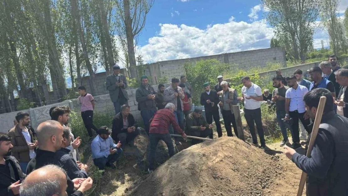 Eski nişanlısı tarafından katledilen Bahar, baba memleketi Iğdır'da gözyaşları içinde defnedildi