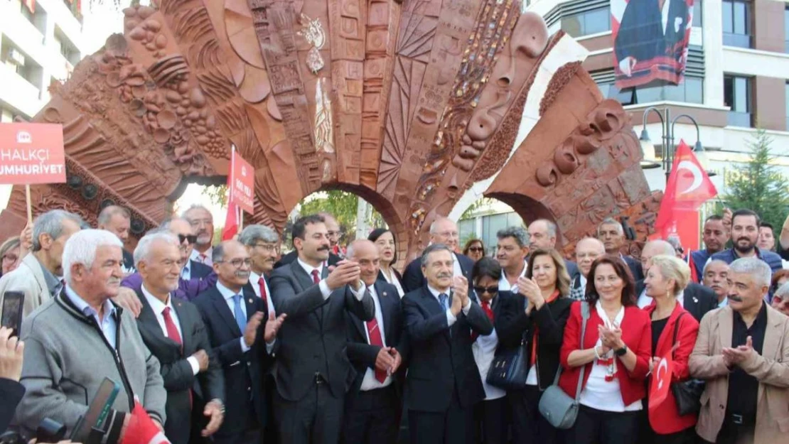 Eskişehir'de '100. Yıl Cumhuriyet Anıtı' törenle açıldı