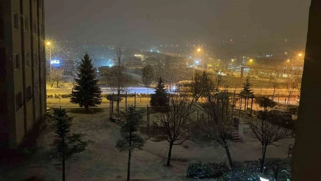 Eskişehir'de beklenen kar yağışı başladı