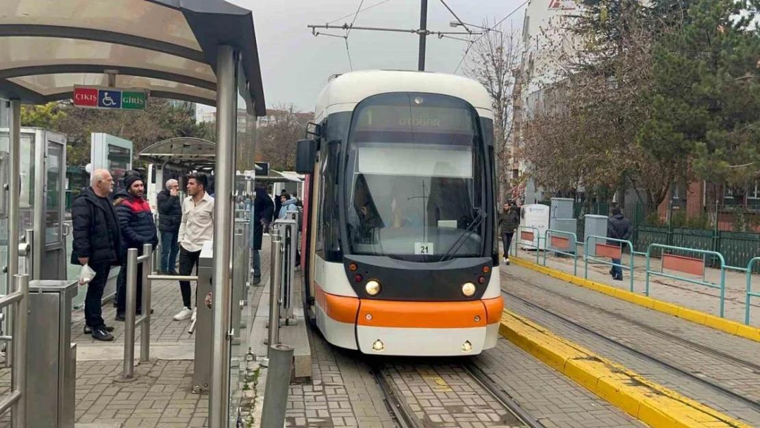 Eskişehir'de tramvaya silah ve bıçakla bindiği iddia edilen 4 şahıs bir yolcuyu darp etti