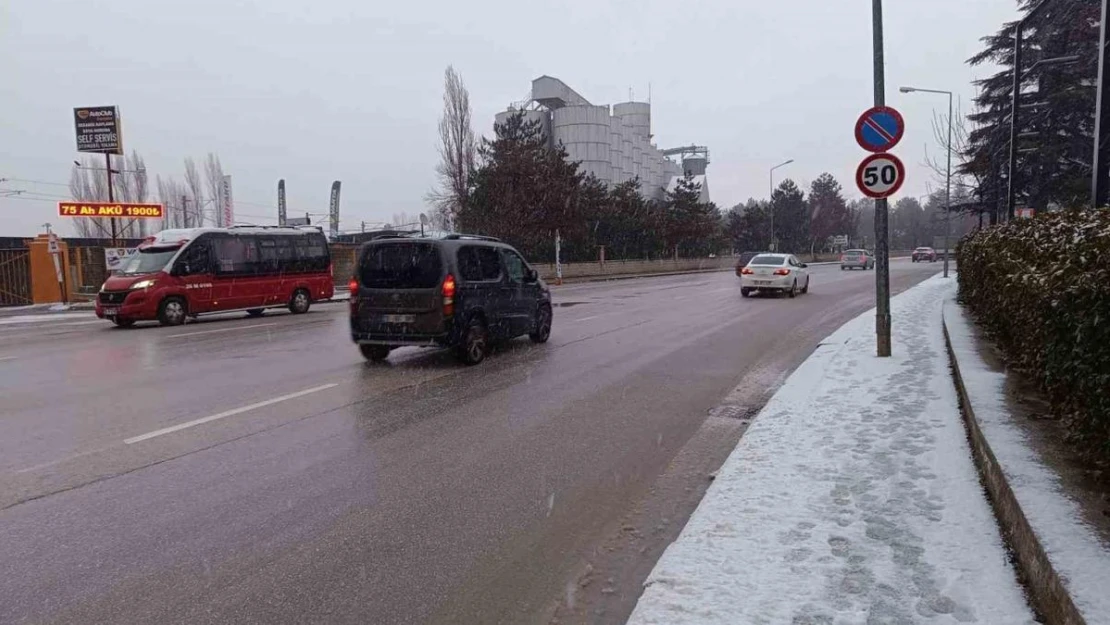 Eskişehir güne karla başladı