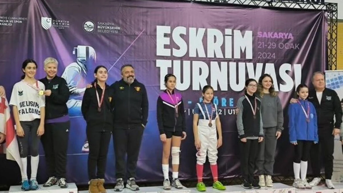 Eskişehir'i temsil eden flöre eskrim takımı Sakarya'dan madalyalarla döndü