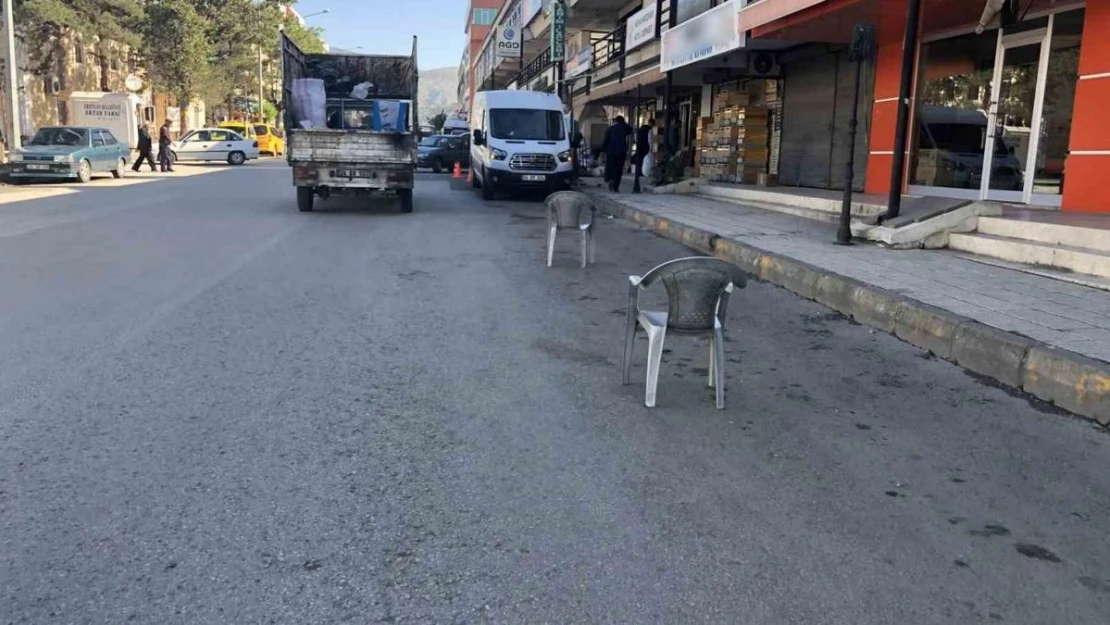 Esnafın duba ve sandalyeli yol kapatmasına tepki