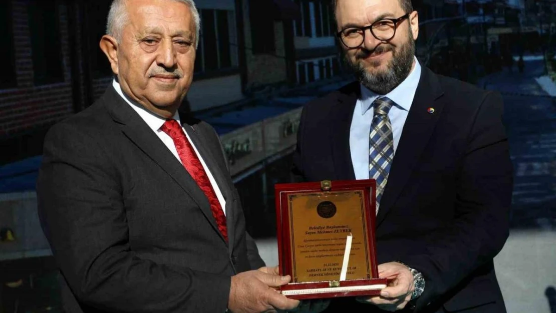 Esnaflardan Başkan Zeybek'e teşekkür plaketi