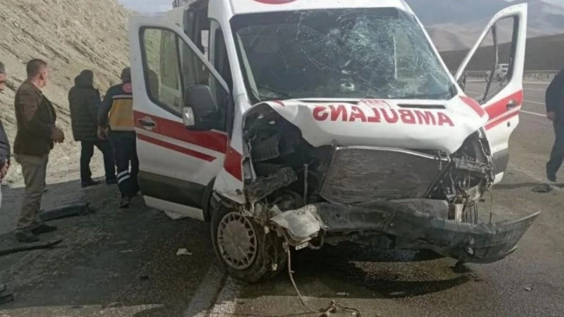 Evde bakım ambulansı yoldan çıktı: 4 yaralı