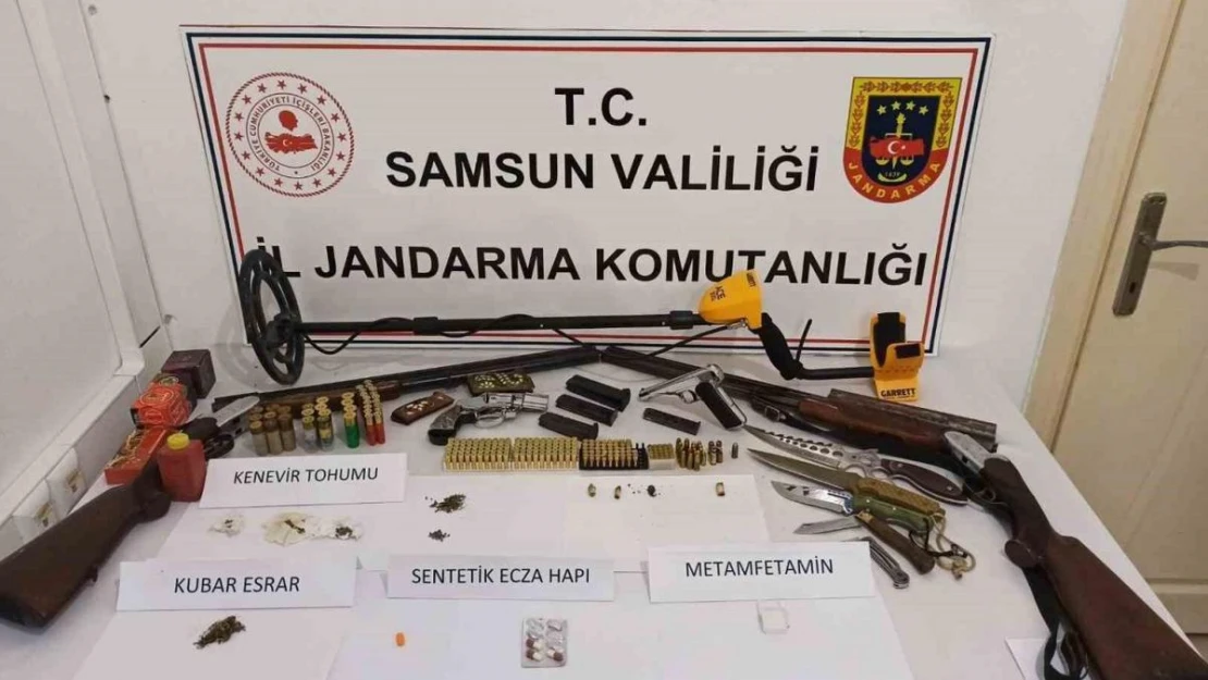 Evinde silah ve uyuşturucu ele geçen şahıs jandarma tarafından gözaltına alındı