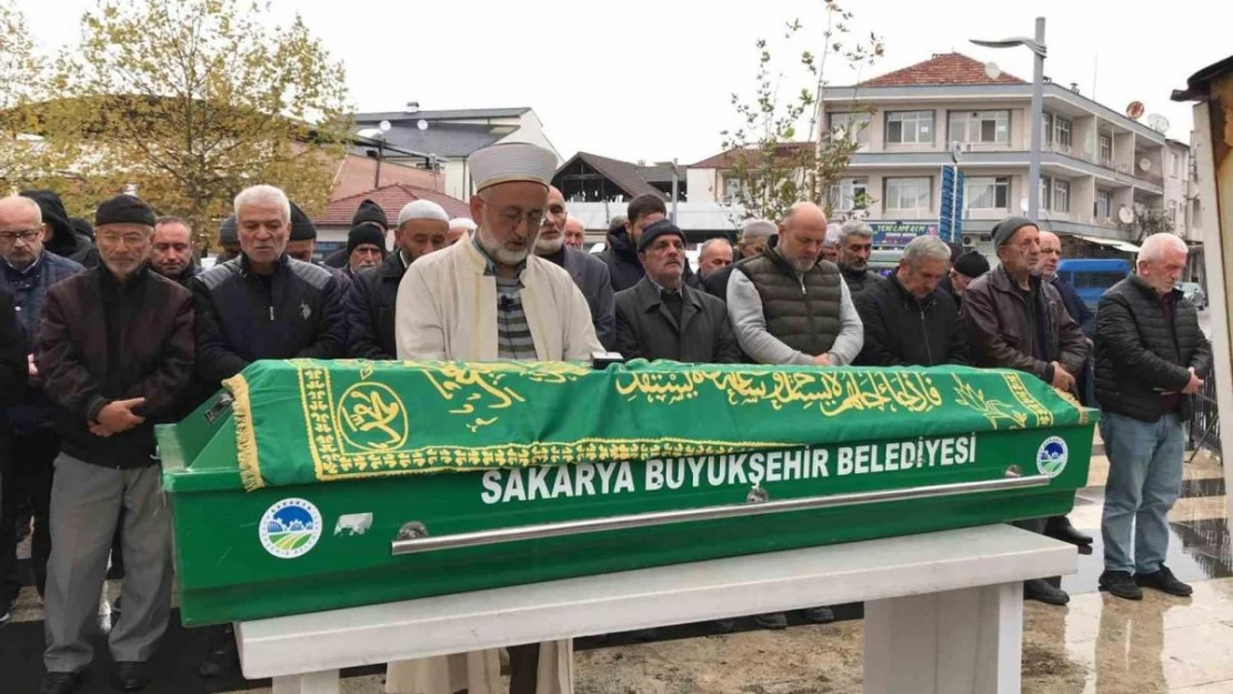 Evinin salonunda ölü bulunmuştu, kız kardeşinin yanına defnedildi