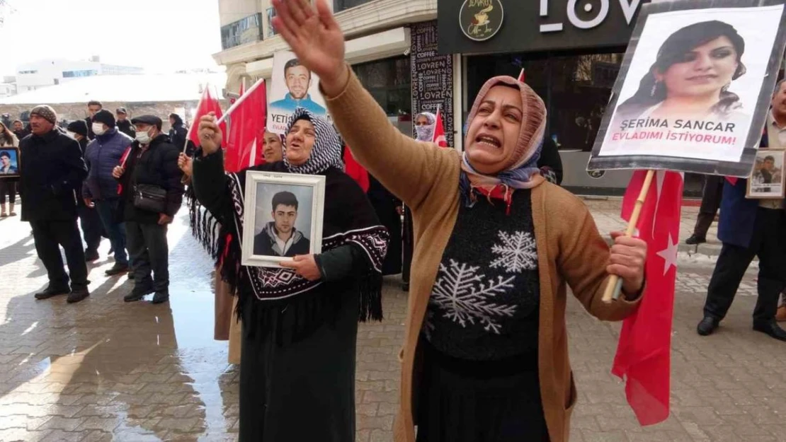 Evlat nöbetindeki anne: 'Çocuklarımızın kanıyla kendi çocuklarını okutuyorlar'