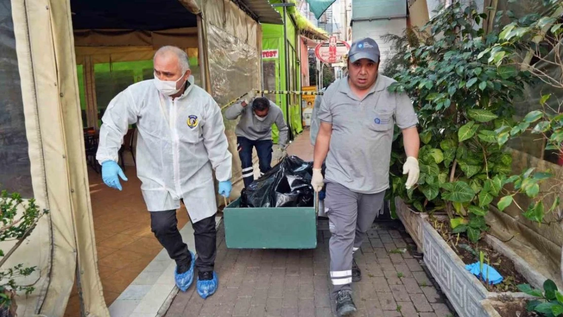 Evsiz adam iş merkezi önündeki kaldırımda ölü bulundu