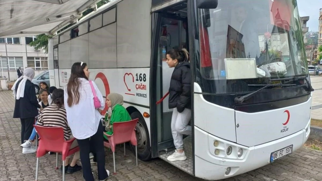 Eynesil'de yurtta kalan kız öğrenciler kan bağışında bulundu