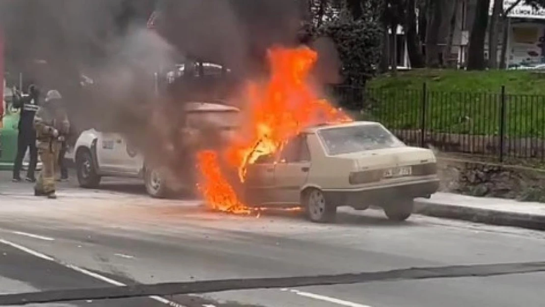 Eyüpsultan'da park halindeki araç alev alev yandı