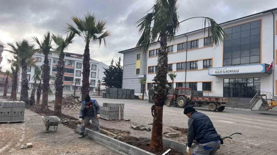 Ezine'de Gazi İlkokulu ve Gazi Ortaokulu'nda çocuk oyun alanları ve çevre düzenlemesi yapılıyor