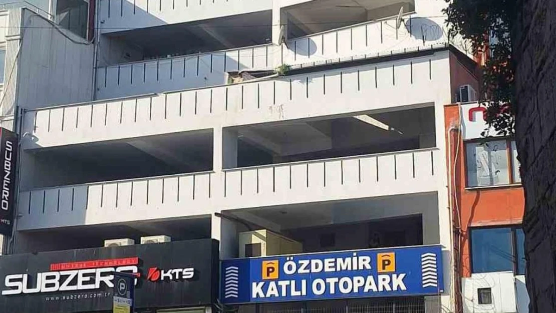 Fatih'te otoparktaki bir araçtan 3 bin 300 euro ile 5 bin dolar çalındı iddiası