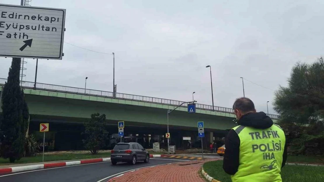 Fatih'te yayalara yol vermeyen sürücü tepki gösterse de cezadan kaçamadı