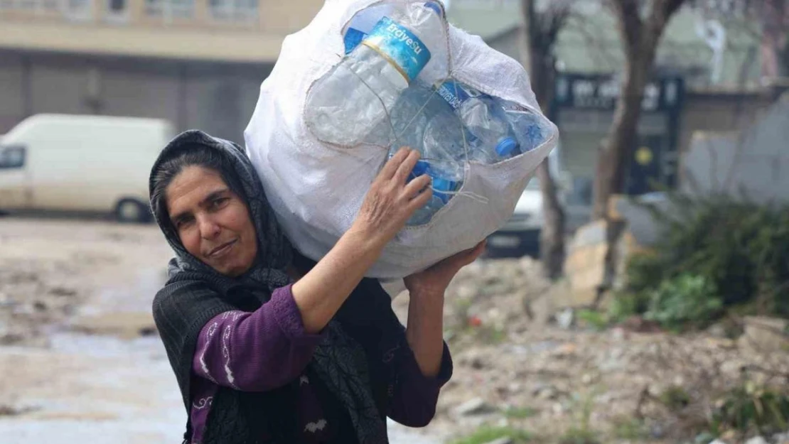 Fedakar anne, iki evladını karton ve plastik malzeme toplayarak okutuyor