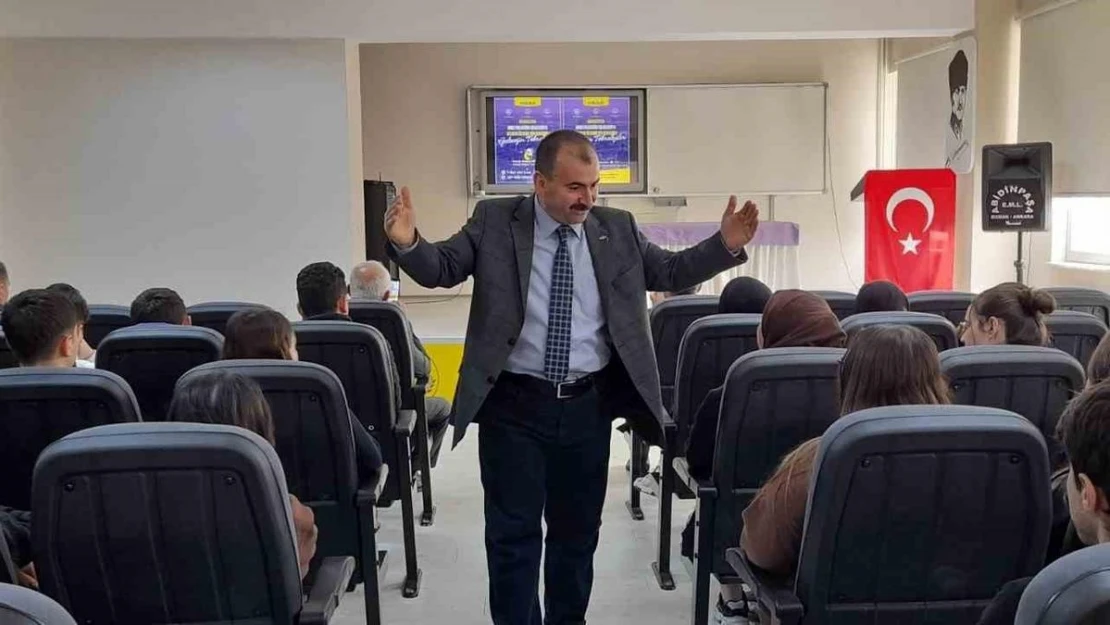 Fen lisesi öğrencileri ile buluşan Prof. Dr. Mustafa Böyükata Gençlerden hayal kurmalarını, bu hayallerin hiç düşünülmemiş yeni ve özgün konular olmasını ve hayallerinin peşinden gitmelerini istedi