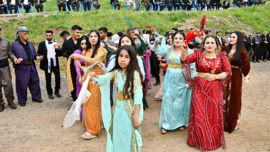 Fenomen çaycı kendi düğününde çay dağıttı