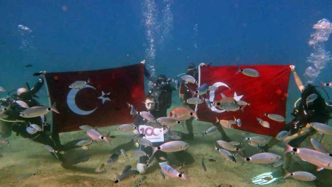 Fethiye'de Cumhuriyet'in 100. yılı deniz dibinde kutlandı