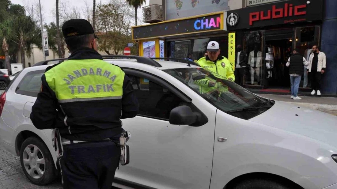 Fethiye'de Polis ve Jandarma'dan 'Yayalara Öncelik' bilgilendirmesi