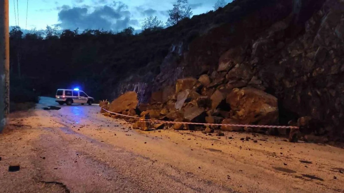 Fethiye'de Şiddetli Yağış Toprak Kaymasına Neden Oldu