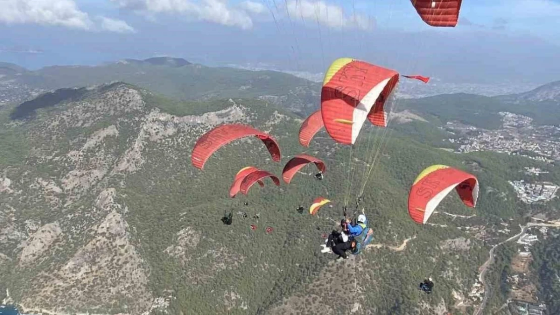 Fethiye'de üiversite öğrencileri Tür Bayrakları ile uçuş yaptı