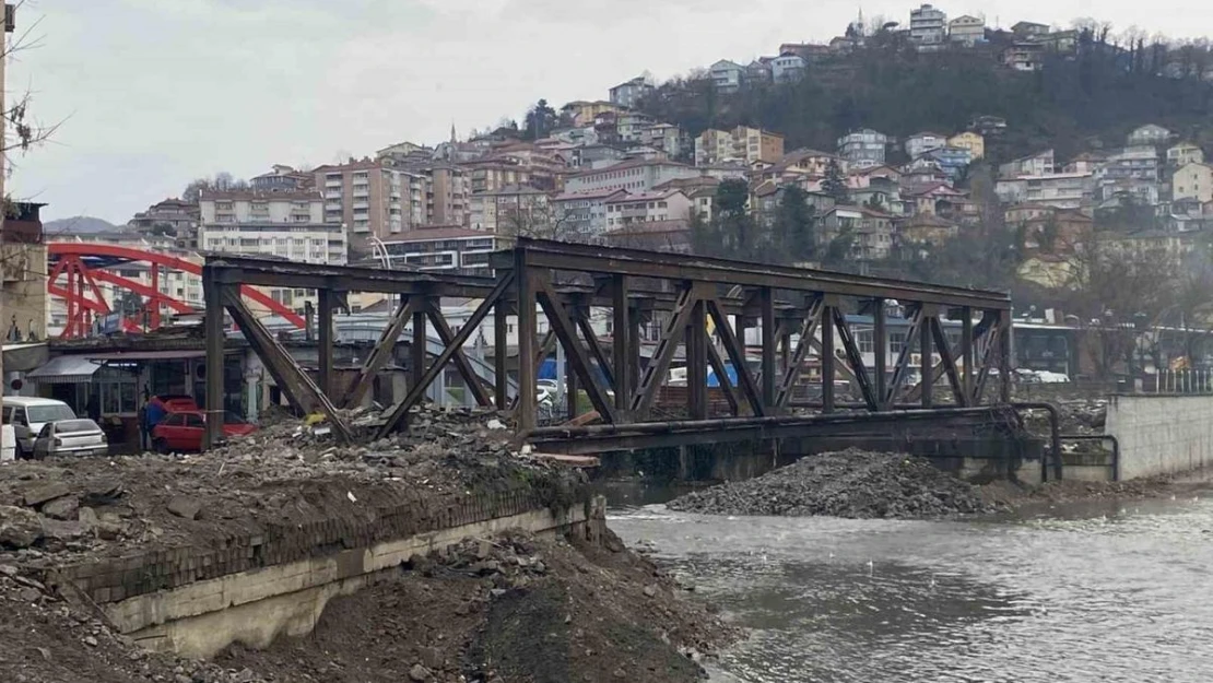 Fevkani Köprüsü'nün yıkımı son parçanın sökülmesiyle tamamlanacak