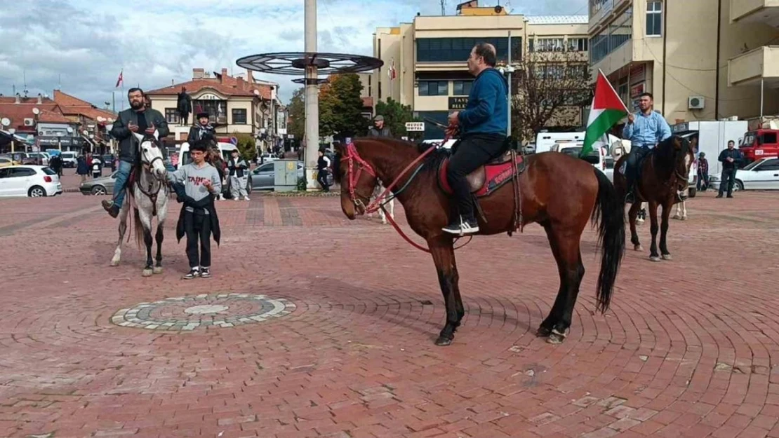 Filistin'e destek için atlarıyla yürüyüş düzenlediler