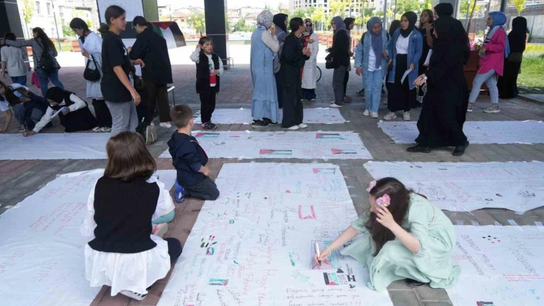 Filistin için bir araya gelen kadınlar ve çocuklar duygularını beyaz çarşaflara yazdı