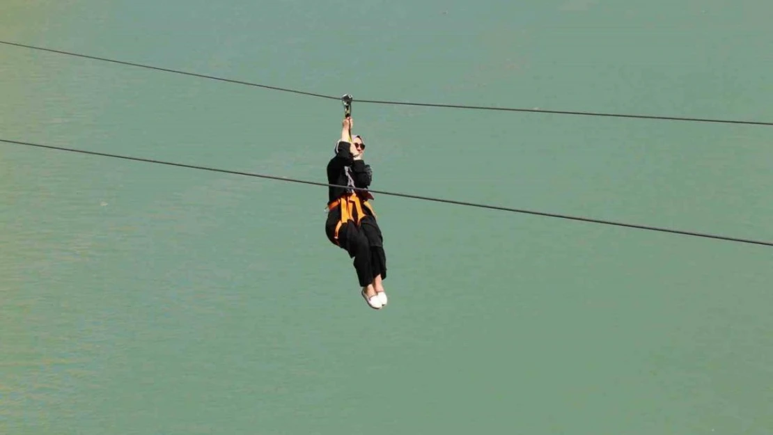 Fırat Nehri'nin muhteşem manzarası eşliğinde yapılan zipline ve tekne turu turistlerin vazgeçilmezi