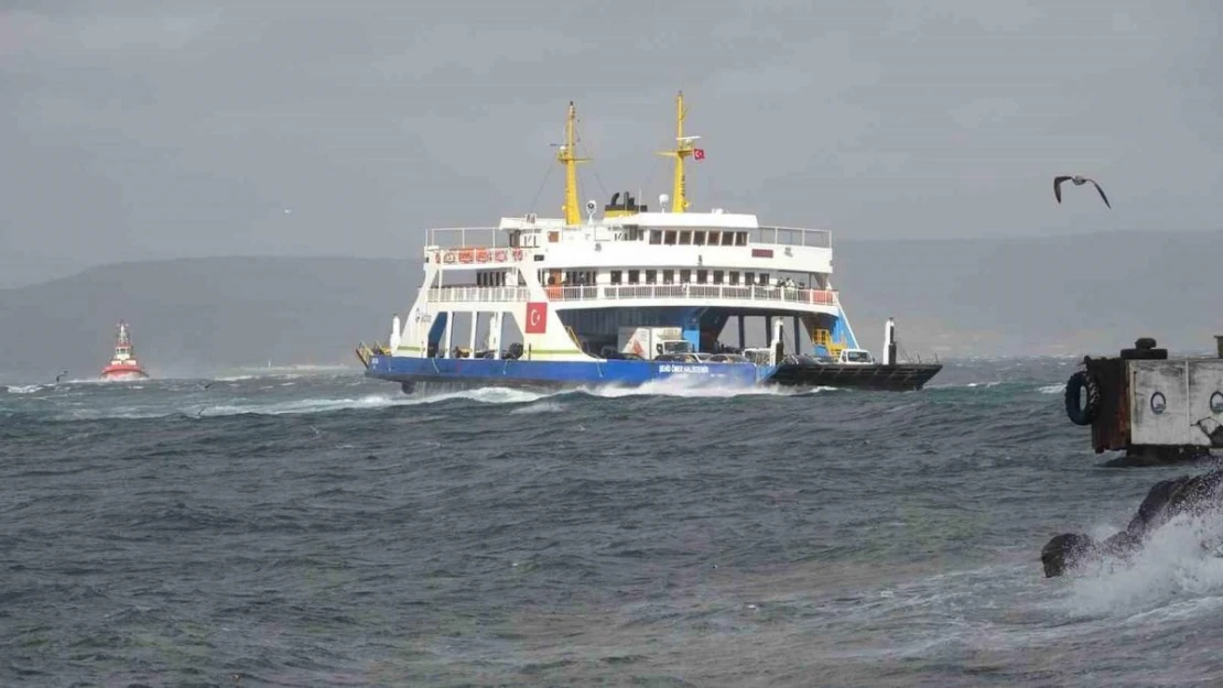 Fırtına nedeniyle Çanakkale Boğazı'ndaki tüm feribot seferleri durduruldu