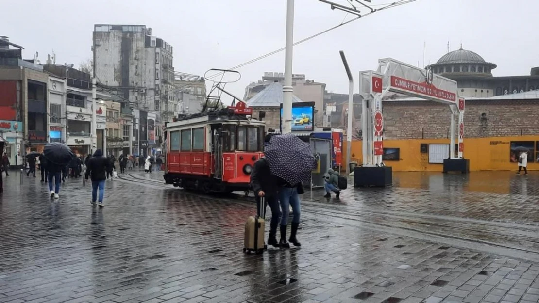 Fırtına Taksim'de vatandaşlara zor anlar yaşattı