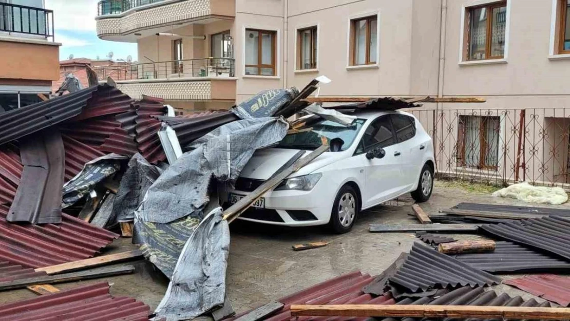 Fırtınada uçan çatı, park halindeki otomobillerin üzerine devrildi