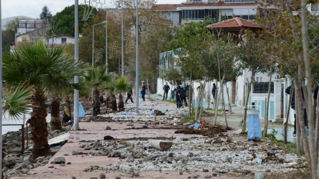 Fırtınanın hasar verdiği sahil temizlendi