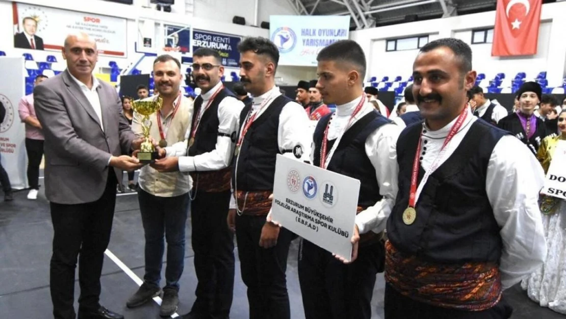 Folklor eğitmenlerine vefa için yarıştılar