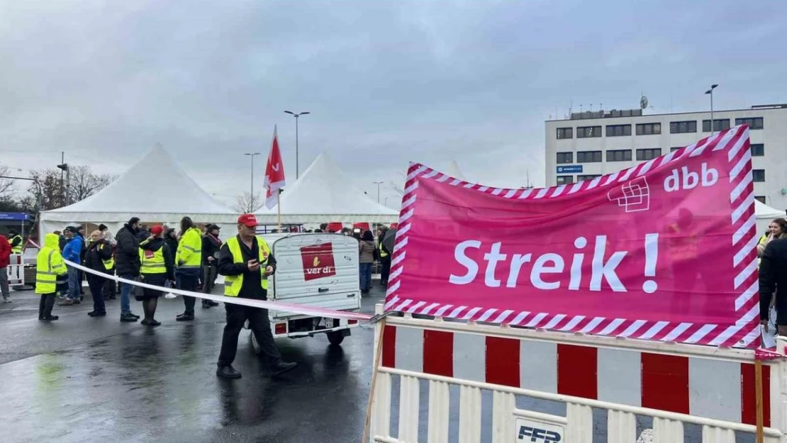 Frankfurt Havalimanı'nda işçiler greve gitti: 800 uçuş iptal edildi