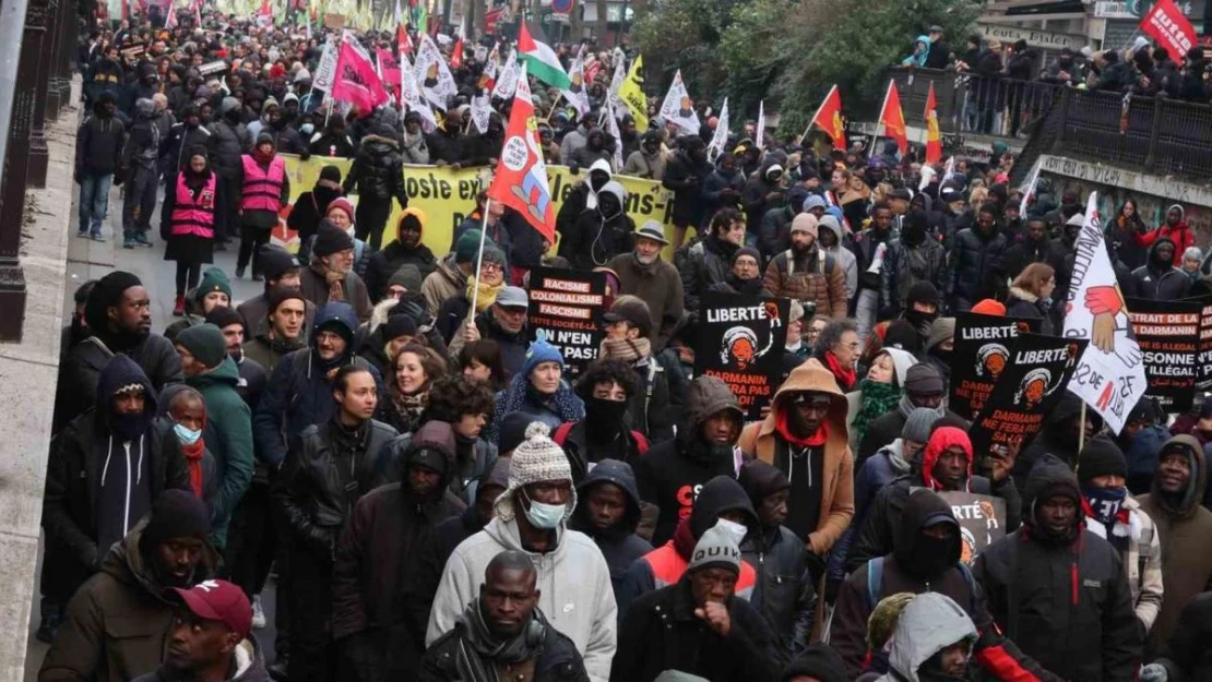 Fransa'da 43 kentte göç yasası protesto edildi