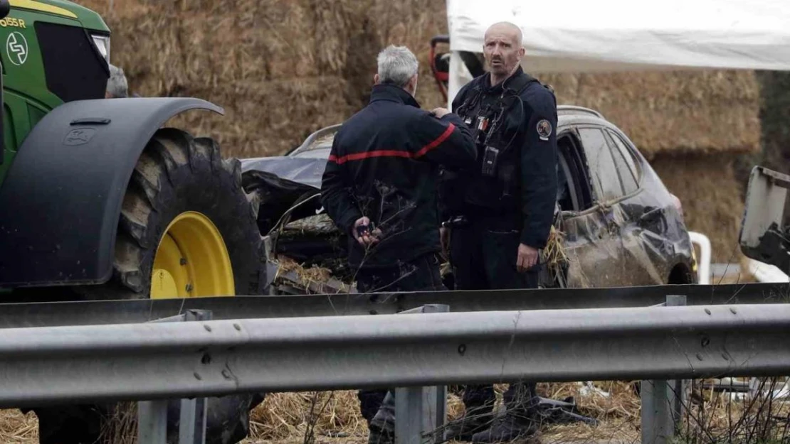 Fransa'da araç eylem yapan çiftçilerin arasına daldı: 1 ölü