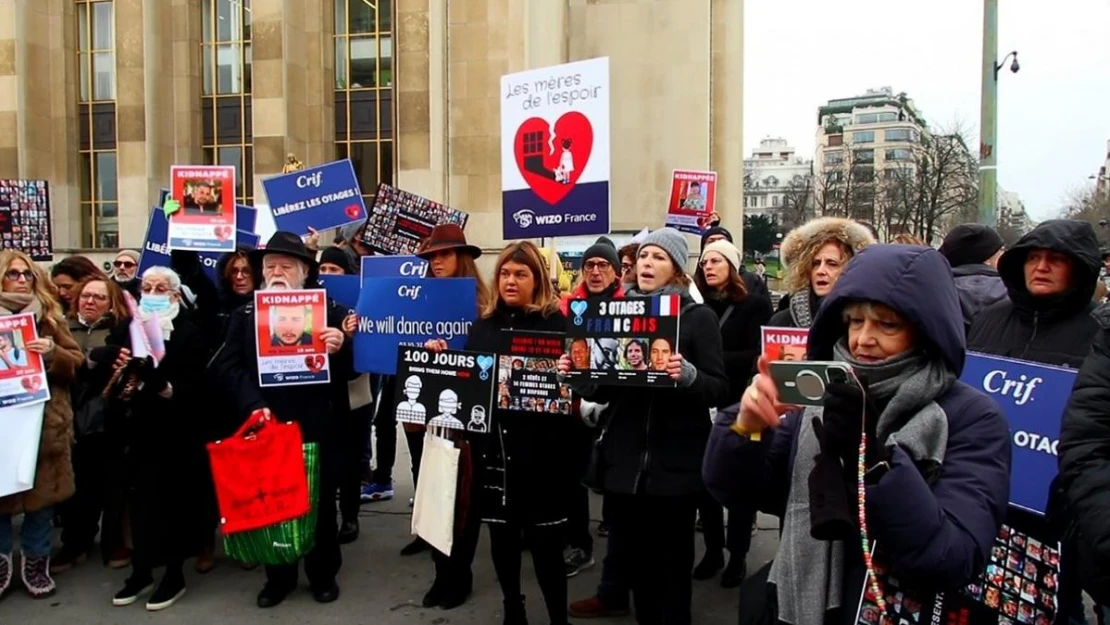 Fransa'da esir protestosu: 'Esirleri evlerine geri getirin'